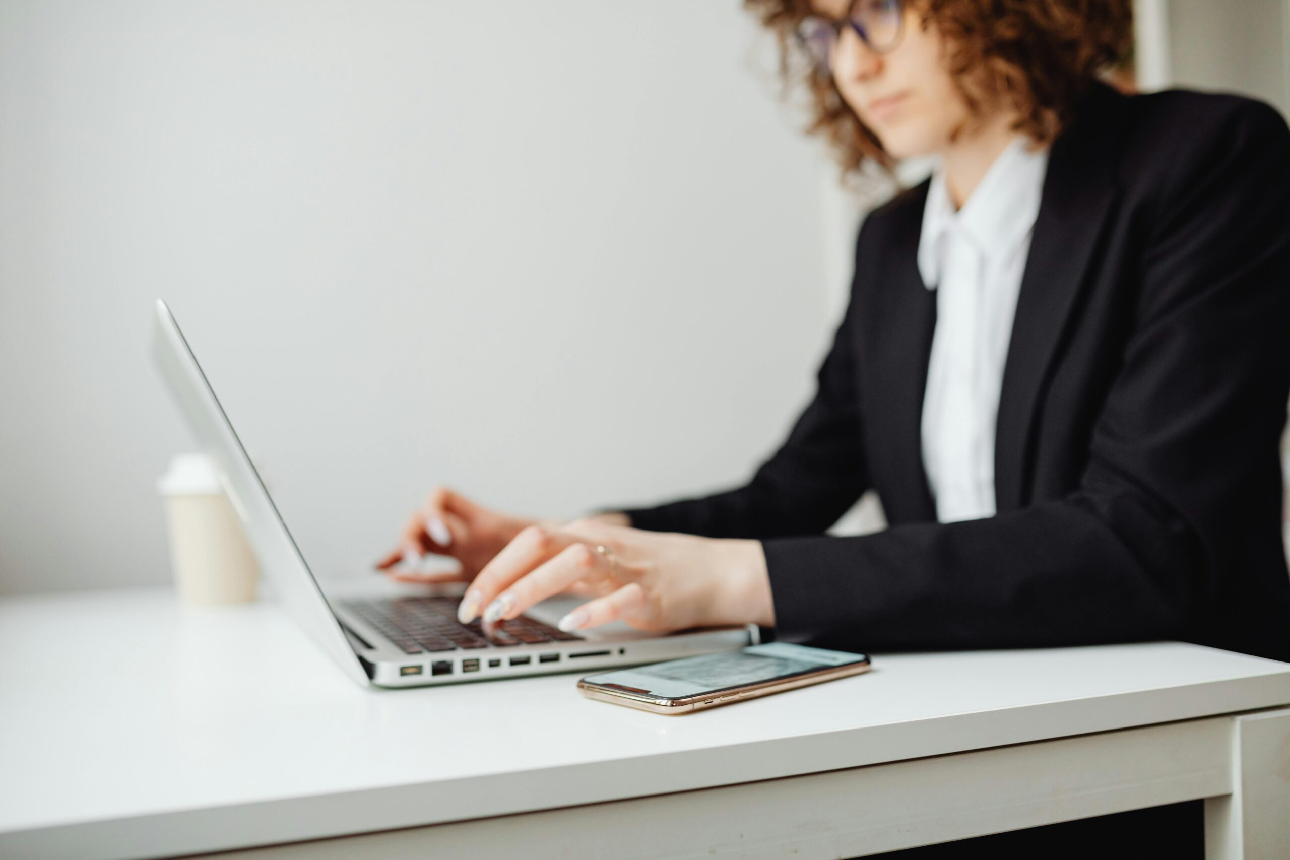 LegalZoom vs. Traditional Patent Firms: Which Is Cheaper (and Safer)?